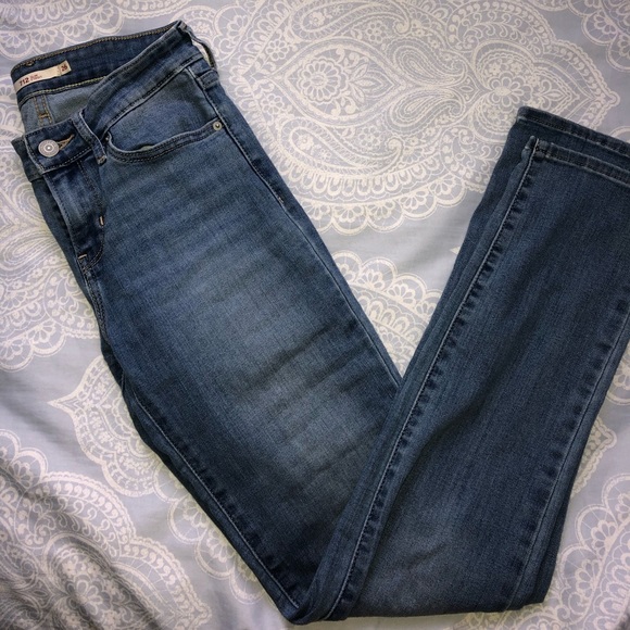 🦋715 LEVI’S DARK WASH JEANS🦋 - Picture 1 of 5